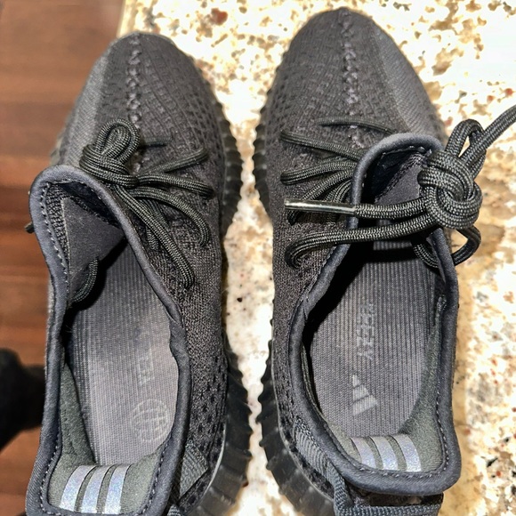 Yeezy Boost 350 V2 in Onyx - Picture 4 of 5